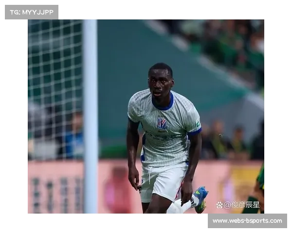 点球大战决胜负，球员压力下的表情特写